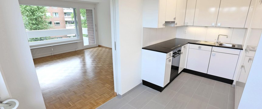 Küche / Essplatz mit Wohnzimmer
(Beispielfoto aus baugleicher Wohnung; Abweichungen sind möglich)