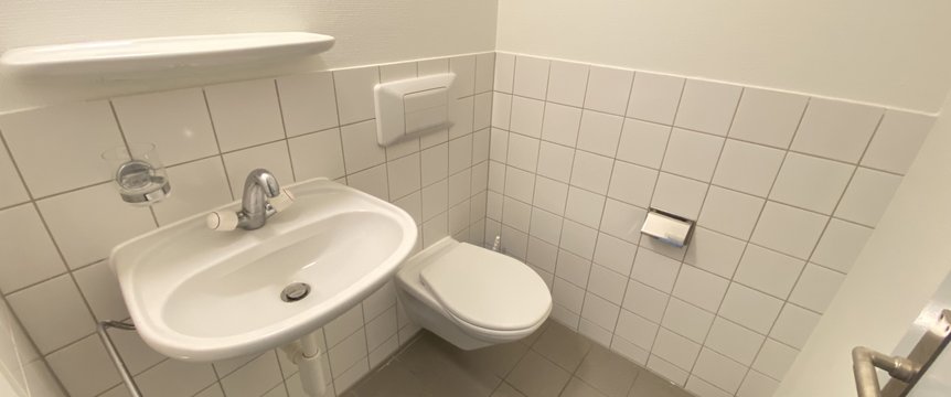 Separates WC
(Beispielfoto aus baugleicher Wohnung; Abweichungen sind möglich)