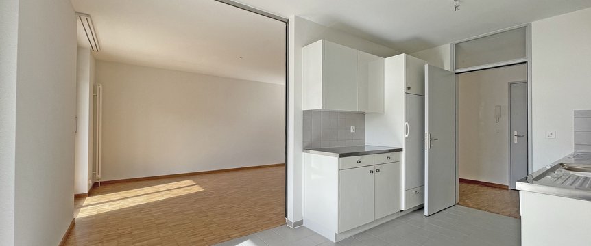 Küche / Essplatz mit offenem Wohnzimmerzugang
(Beispielfoto aus baugleicher Wohnung; Abweichungen sind möglich)
