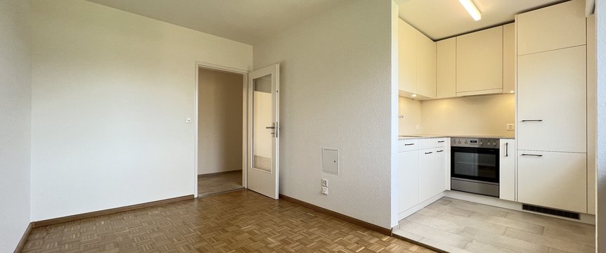Esszimmer mit Küche
(Beispielfoto aus baugleicher Wohnung, kleinere Abweichungen sind möglich)